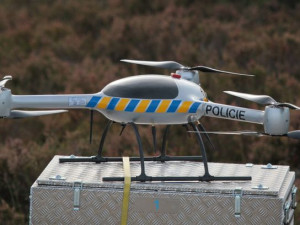 Záchrana přišla z nebe, pohřešovanou seniorku vypátral policejní dron