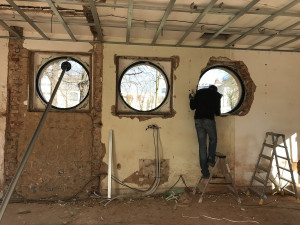 Nadšenci se spolku Bikeheart přeměňují zdevastovanou kuželkárnu v Centrum cyklistiky