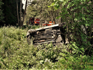 Auto vyletělo ze silnice a skončilo na boku uprostřed bujné vegetace