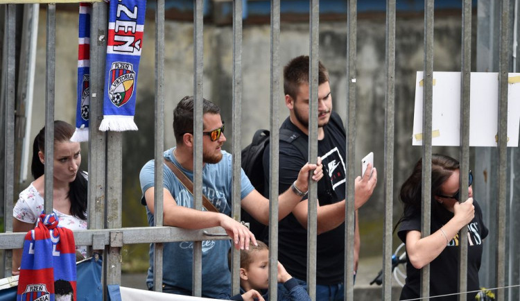 Na stadion Viktorky se může v neděli vrátit část fanoušků 