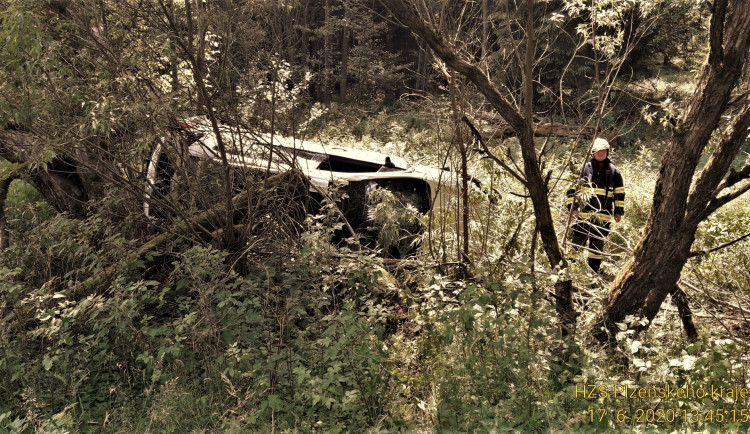 Auto veletělo ze silnice a převrátilo se na bok