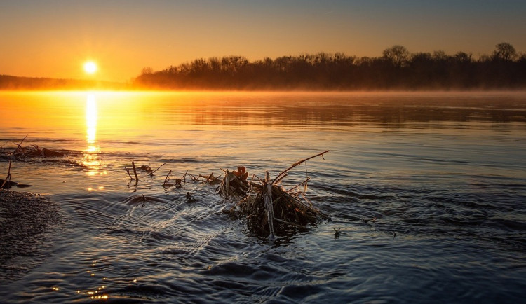 Malý labský náhon se v týdnu začal odbahňovat, práce potrvají půl roku