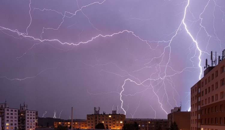 Meteorologové vydali výstrahu před silnými bouřkami, zasáhnout mají od dnešního poledne i Královéhradecký kraj