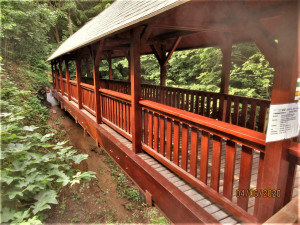 Turistická lávka přes roklinu u Zábělé prošla rekonstrukci a vybízí k procházce