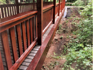 Turistická lávka přes roklinu u Zábělé prošla rekonstrukci a vybízí k procházce