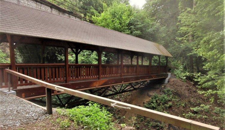 Opravená lávka přímo vybízí k procházce