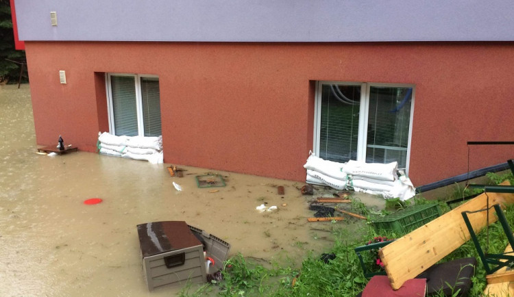 FOTO | VIDEO: Krajští hasiči se včera kvůli silným dešťům a velké vodě nezastavili, extrémní srážky hrozí i dnes