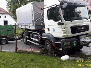 Srážku kamionu s náklaďákem na mokré vozovce zavinil řidič se sjetými pneumatikami