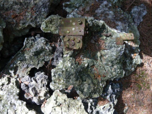 U pomníku jsou stále části letounu