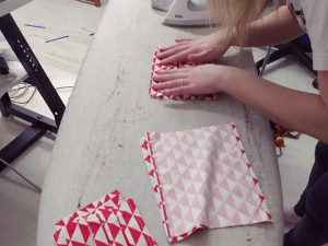 Takto vznikaly tisíce roušek