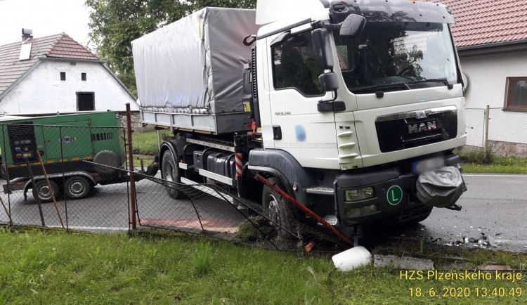 Řidič tohoto kamionu doplatil na riskantní jízdu nezodpovědného kolegy