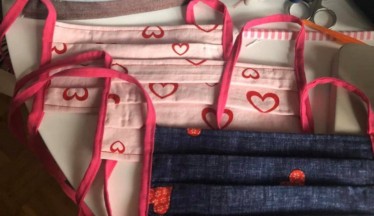 Výroba roušek jela v Plzni naplno na mnoha místech