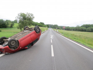 Unavený motorista najel na svodidla a následně se převrátil na střechu