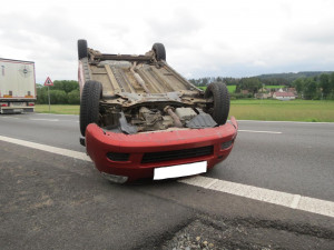 Unavený motorista najel na svodidla a následně se převrátil na střechu