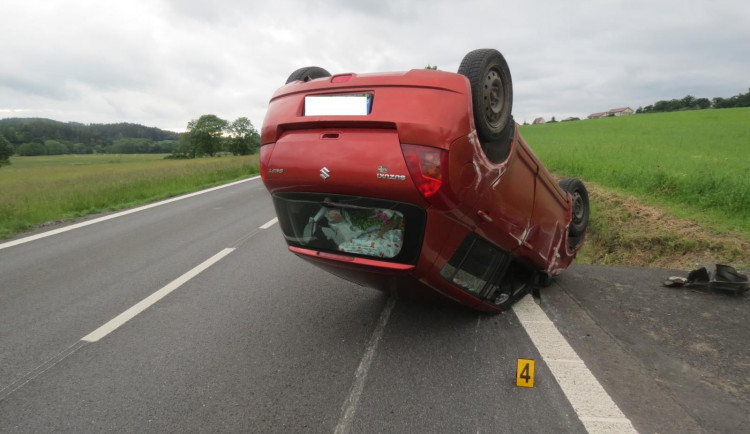 Vozidlo najelo na svodidla a následně se převrátilo na střechu