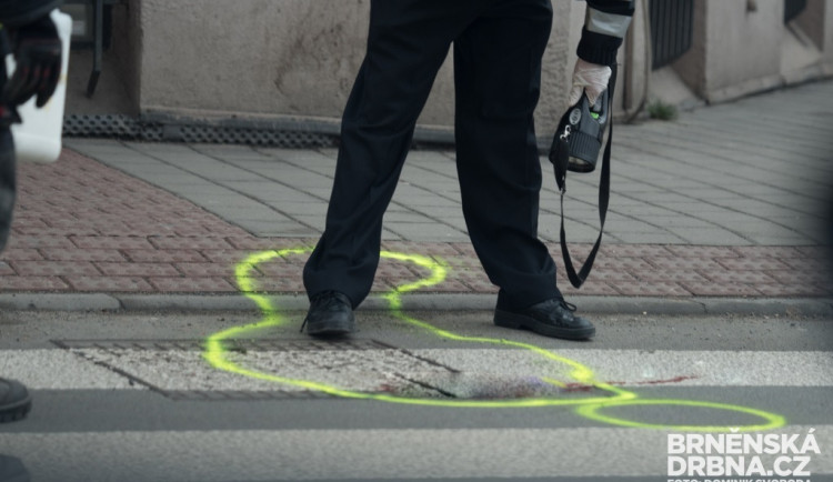 Dodávka v Brně srazila dva chodce na přechodu. Muž zemřel, žena je ve vážném stavu