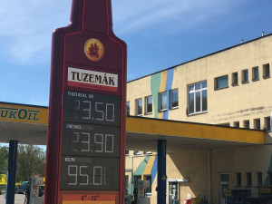 Nový totem ve tvaru lahve Tuzemáku u čerpací stanice