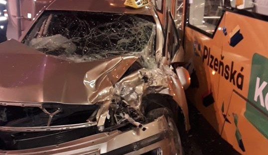 Taxikáře smetla tramvaj, nedal jí přednost