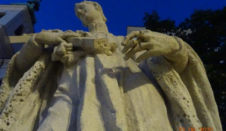 Skupinka mladých dnes ráno poničila sochu sv. Aloise na Dominikánském náměstí