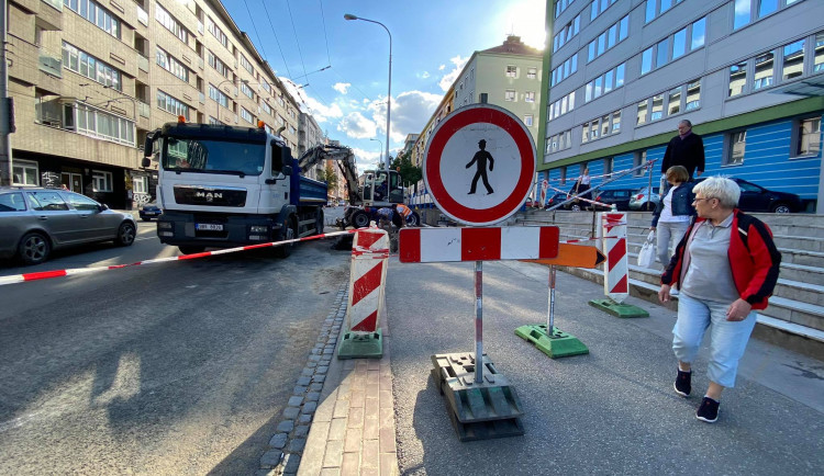 FOTO: Havárie vodovodu odřízla na Kotlářské třináct domů od vody. Doprava je vedena jedním pruhem