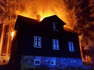 Hasiči v noci likvidovali požár dřevěné chaty na šumavském Špičáku