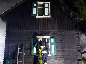 Hasiči v noci likvidovali požár dřevěné chaty na šumavském Špičáku