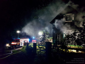 Hasiči v noci likvidovali požár dřevěné chaty na šumavském Špičáku