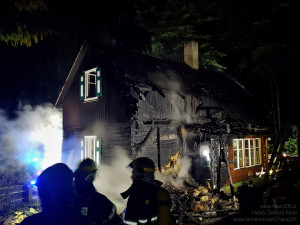 Hasiči v noci likvidovali požár dřevěné chaty na šumavském Špičáku