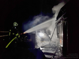 Hasiči v noci likvidovali požár dřevěné chaty na šumavském Špičáku