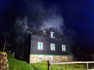 Hasiči v noci likvidovali požár dřevěné chaty na šumavském Špičáku