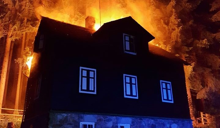 Chata byla v době příjezdu hasičů v plamenech