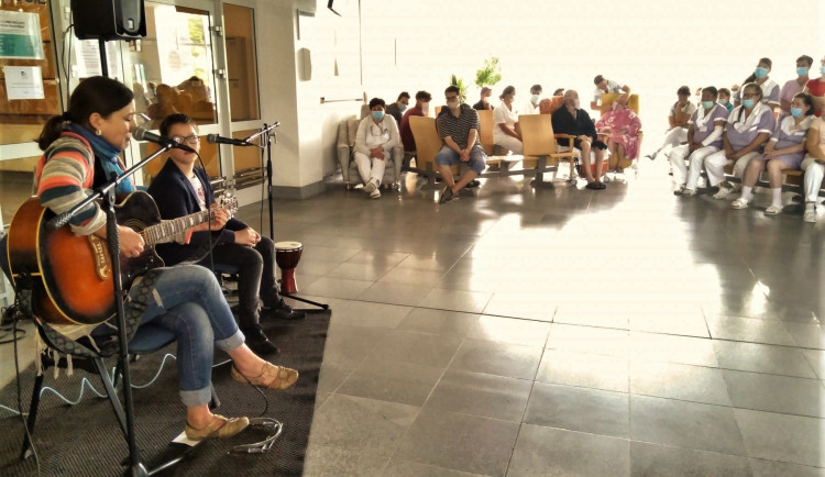 Jak slíbil, tak učinil, Honzík Kubiš (10) poděkoval Domažlické nemocnici koncertem