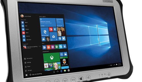 To se opravdu povedlo! Ztracený tablet záchranářů našli policisté v silničním příkopu