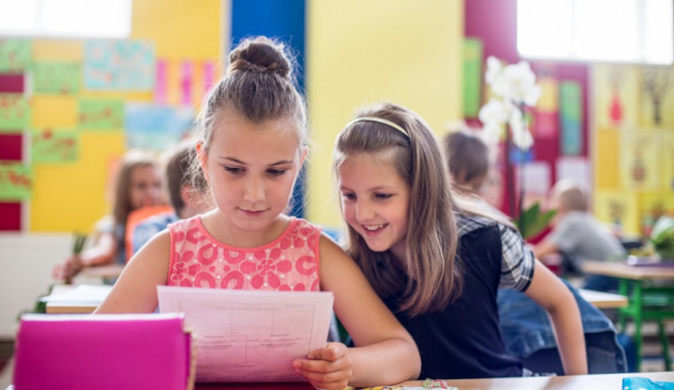 Děti v mnoha školách dostanou vysvědčení už v pátek, většinou si ho převezmou venku