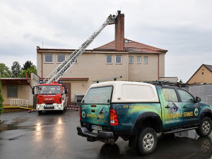 Z čapího hnízda neodtékala voda a hrozilo, že mláďata zahynou