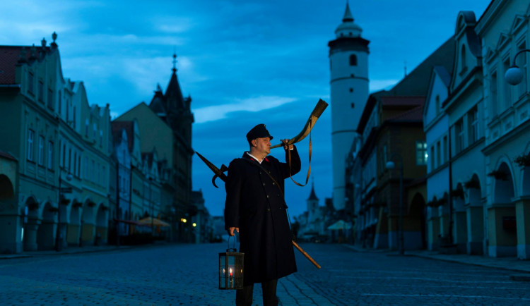 Devátá hodina odbila! Ponocný se opět vrací do služby