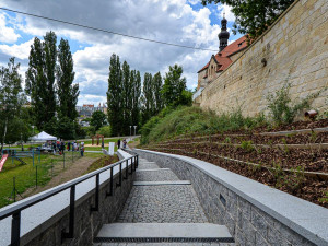 Cesta z Mikulášské ulice k Radbuze přes Park u Ježíška vede přes nové schodiště