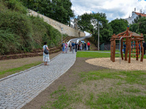 Cesta z Mikulášské ulice k Radbuze přes Park u Ježíška vede přes nové schodiště