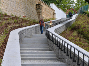 Cesta z Mikulášské ulice k Radbuze přes Park u Ježíška vede přes nové schodiště
