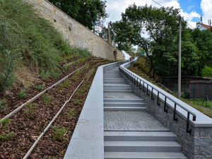 Cesta z Mikulášské ulice k Radbuze přes Park u Ježíška vede přes nové schodiště