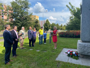 TOP 09 a ODS uctily památku Milady Horákové a Heliodora Píky u jejich pomníků v Plzni