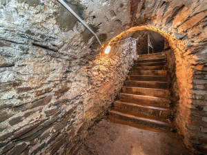 Při prohlídkách se lidé podívají i do sklepení radnice