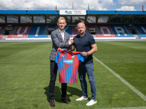 Ondra Mihálik s generálním manažerem Adolfem Šádkem