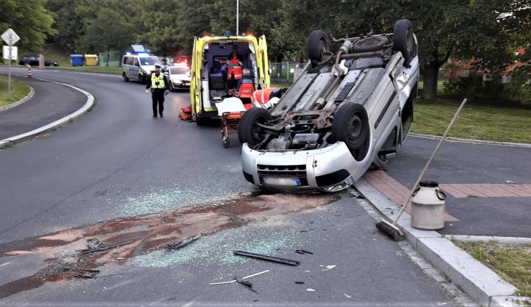 Jedno auto se po srážce převrátilo na střechu