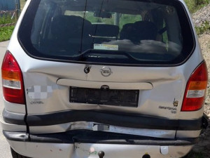 Čtyři děti se zranily při srážce dvou osobních automobilů, jeden se převrátil na bok