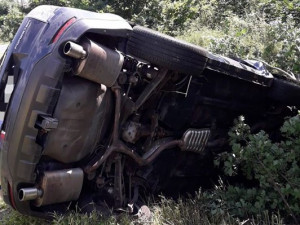 Vozidlo značky Subaru skončilo po nárazu mimo silnici převrácené na boku