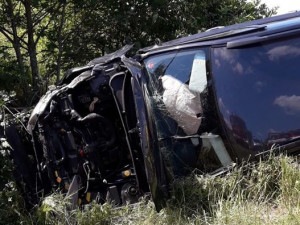 Vozidlo značky Subaru skončilo po nárazu mimo silnici převrácené na boku