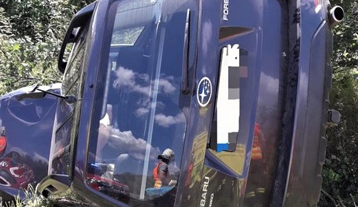 Vozidlo značky Subaru skončilo po nárazu mimo silnici převrácené na boku