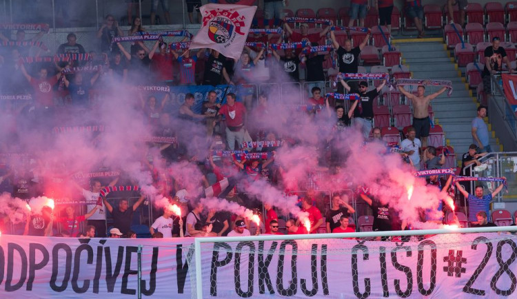V duelu poznamenaném smutnou událostí porazila Viktorie pražskou Spartu 2:1