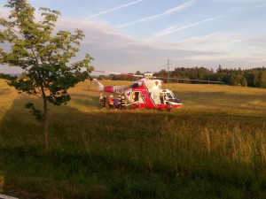 Pro těžce zraněného motorkáře z Prahy přiletěl na Šumavu záchranářský vrtulník